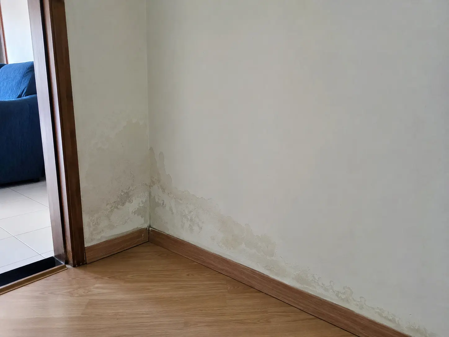 Manchas de umidade em parede residencial indicando possível vazamento ou infiltração em Capão da Canoa RS.